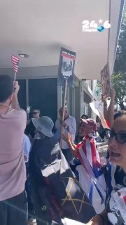 🇮🇱 Dozens of Israeli-Americans demonstrated in front of a cinema in North Hollywood, protesting the screening of the documentary film "NAZA". The demonstration was organized by the Israeli-American Community Organization (IAC). The demonstrators waved d.