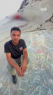 אמן פלסטיני גילם את מאמן מצרים חוסאם חסן על הריסות בעזה