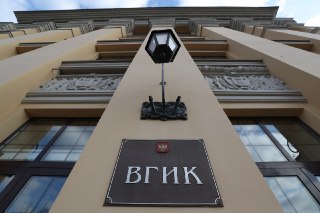 ВГИК начал вербовать абитуриентов на войну. Им обещают бюджетное место без экзаменовБудущим студентам операторского факультета Всероссийского государственного института кинематографии (ВГИК) предлагают заключить годовой контракт с Минобороны для службы в в