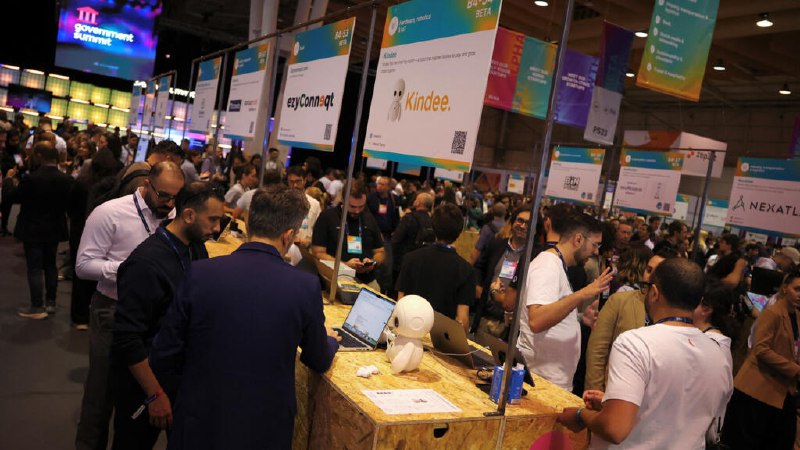 里斯本全球网络峰会聚焦AI 微软重金布局 中国企业崛起引全球关注在葡萄牙首都里斯本举行的全球网络峰会（Web Summit）上，中美之间的地缘政治与科技竞争成为首日焦点。来自157个国家的超过7.1万名与会者，包括2700多家初创企业与1800名投资者，从周二（11月11日）起齐聚一堂，探讨科技创新与人工智能的未来。美国微软宣布将在葡萄牙投资100亿美元建设大型数据中心，而人工智能成为本届峰会的核心议题，中国在该领域的迅速崛起尤为引人注目。峰会创办人帕迪·科斯格雷夫（Paddy Cosgrave）在开幕致辞