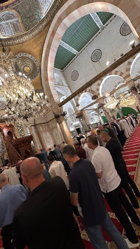 المصلون يؤدون صلاة الفجر في المسجد الأقصى