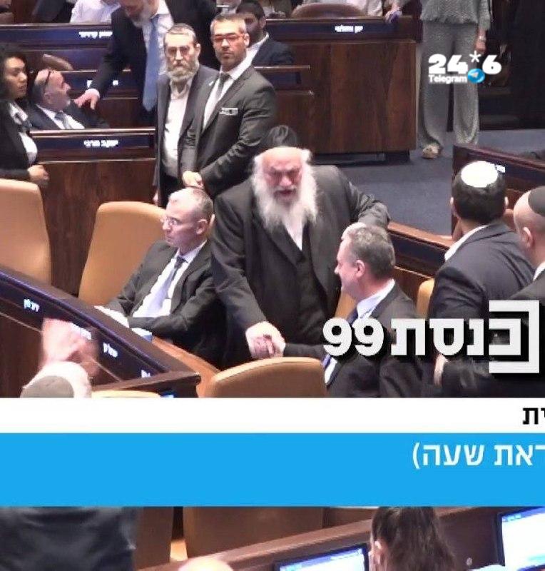 🇮🇱 צילום היום": שר הביטחון של ישראל קיבל לחיצת יד ממנהיגי פלגים חרדיים משתמטים. כך הודתה ההנהגה לשר שהצבי…