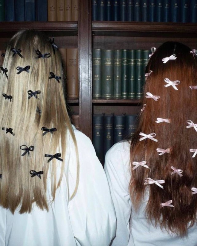 Бантики в волосах на вчерашнем показе Sandy Liang 🫶🏼Бантики в волосах на вчерашнем показе Sandy Liang 🫶🏼