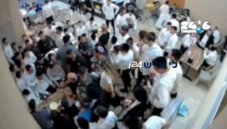 🇮🇱 אישום נגד הצעיר מבני ברק שהשליך מלחיות לעבר בנט תיעוד חדש. לפי כתב האישום שהגישה יחידת התביעות של מחוז ת״א, במהלך ביקורו של בנט במסעדה בעיר השליך הצעיר מלחיית זכוכית לעבר השולחן. היא פגעה בשתי נשים מצוותו; כלי זכוכית נוסף שהשליך נפל בסמוך לשולחן. התביעה מבקשת להותירו במעצר בית עד תום ההליכים. לי עייש- משטרה ופלילים i24.