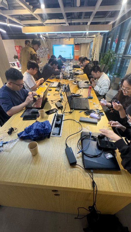 10.7日活动——手搓机器人第二期“一个充满工业风的桌面机器人，从零散的零配件开始一步一步搭建，接着跑代码，最后实现语音交互，仿佛创造了一个全新的生命，成就感满满💪✨”10.7日活动——手搓机器人第二期“一个充满工业风的桌面机器人，从零散的零配件开始一步一步搭建，接着跑代码，最后实现语音交互，仿佛创造了一个全新的生命，成就感满满💪✨”