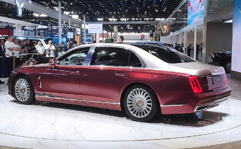 В России сертифицировали флагманский седан от Hongqi 5