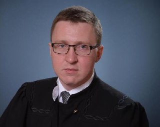 ⚡️ Отставку «не совсем такой представлял». Судью в Челябинске уволили из-за донатов Фонду Ройзмана* Квалификационная коллегия судей Челябинской области прекратила полномочия судьи Арбитражного суда региона Вячеслава Бушуева. Как сообщил Бушуев в своем блог