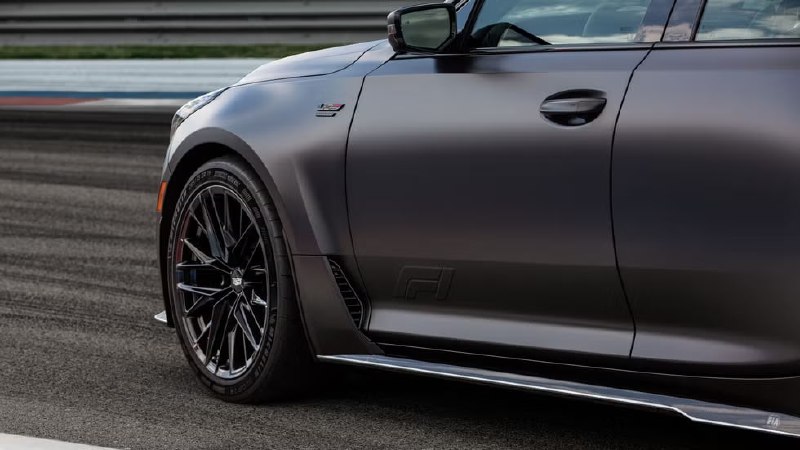 Cadillac выпустил 695-сильный седан в честь Формулы-1 3