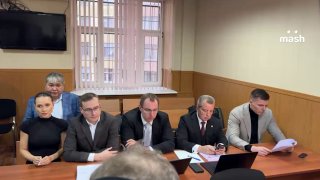 Лерчек и Артём Чекалины впервые встретились в суде после её третьей беременности. Там же будущий отец — учитель танцев из Аргентины Луис Сквиччиарини.Бывший муж инфлюэнсерши заявил журналистам, что узнал о положении своей экс от них. Тем временем сама Вале