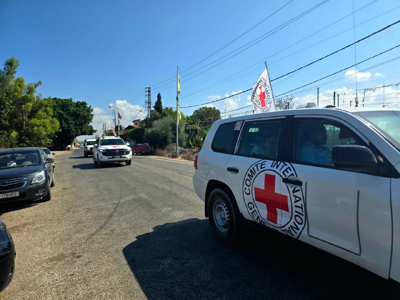 🚨 שיירת הוועד הבינלאומי של הצלב האדום חוצה את מחסום אמיריה של צבא לבנון לכיוון נקורה כדי למסור 4 אסירים לב…