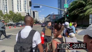 🇺🇸 California liquor store employee pulls a weapon after being surrounded and jumped by a group of teens, sending the crowd running..Follow us -> LiveLeak