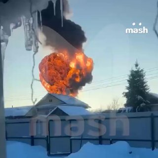 Эпичный взрыв в Тамбовской области — рванули две цистерны с бензином. По данным Mash, взрыв произошел в поселке Кочетовка. Предварительно, пострадавших нет.❗ Подписывайся на Mash