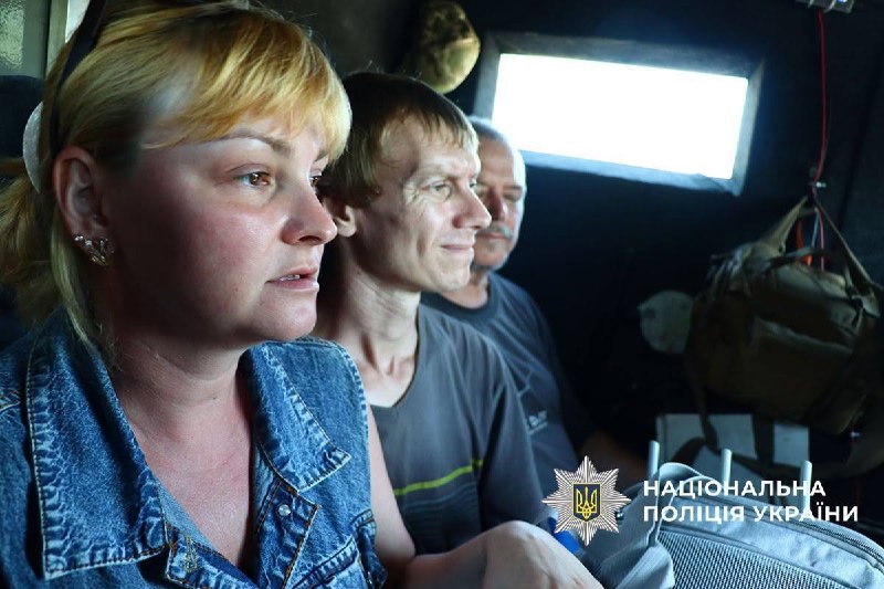 «У місті немає світла, газу, води. Ходимо до Пункту незламності, щоб зв’язатися з рідними. Відписатися, що ми живі», – розповідає одна з евакуйованих жительок Дружківки