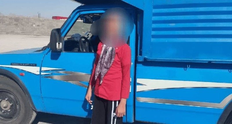 توییتی: 🔴 نازنین حشمت پشت فرمون بوده.مأمورای پلیس راه جرقویه_ابرکوه حین کنترل و نظارت بر تردد خودروها یه نیسان رو توقیف کردن که 