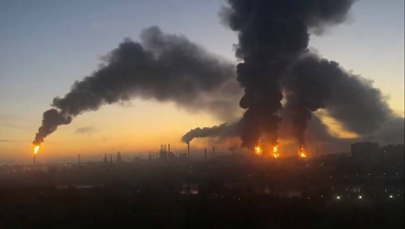 🇺🇦🇷🇺 - Flash: Gazprom Neft's major refinery in Moscow halted crude oil processing after fires damaged its main refining units following a Ukrainian drone attack on September 20, Reuters reports.