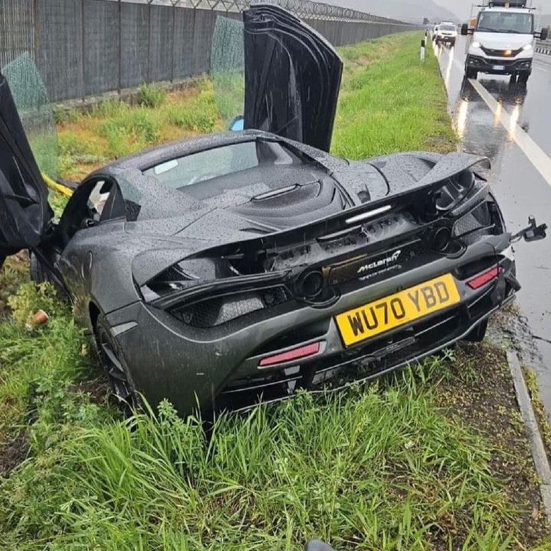 McLaren 720S ушел в занос в Аосте, Италия, из-за сильного дождя 6