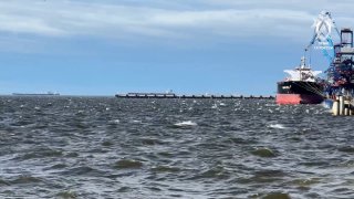 Силовики предотвратили теракт на газовозе, прибывшем в Ленобласть из Бельгии, — на борту закрепили магнитные мины. Сутки корабль держали на стоянке в порту Антверпена.По данным ФСБ, мины, обнаруженные водолазами в районе машинного отделения газовоза, имеют