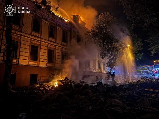 🗓 Удары по складским зданиям в Киеве и области, атака на нефтебазы в Ставрополе. Главное об обстрелах России и Украины за эту ночь:🔹 Киев. Один человек погиб и еще 15 пострадали в результате российской атаки на Киев, сообщили в ГСЧС Украины. Повреждены мно
