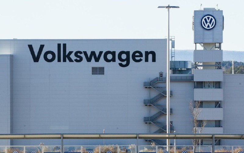 Volkswagen останавливает заводы в Германии из-за падения спроса на электрокары, —СМИ.