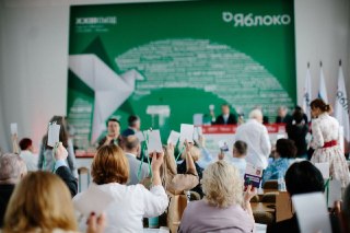 Давление на «Яблоко»: в Калининграде угрожают кандидатам, лидера отделения в Подмосковье сняли с выборов в Госдуму, в Екатеринбурге «яблочника» арестовали за «демонстрацию запрещенной символики» 18+. НАСТОЯЩИЙ МАТЕРИАЛ (ИНФОРМАЦИЯ) ПРОИЗВЕДЕН, РАСПРОСТРАНЕ