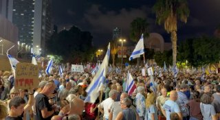 הפגנה נגד נתניהו בתל אביב אלפי ישראלים התאספו הערב בכיכר "בני ערובה" בתל אביב וקראו קריאות נגד ממשלת נתניהו…