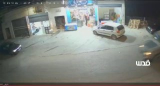 قوات الاحتلال تطلق قنابل غاز داخل محلات بقرية المجد جنوب الخليل