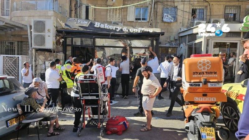 🇮🇱 מרפסת קרסה בשכונת רחביה בירושלים, דיווח על פצועים במקום.