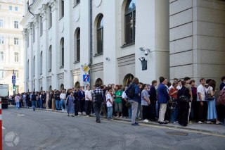 Полиция начала задерживать сторонников «Яблока» у их домовЛюдей, которые приходили к Верховному суду на основное заседание или апелляцию по иску «Родины» о снятии списка «Яблока» с выборов в Госдуму, начали задерживать по месту их жительства или прописки. 