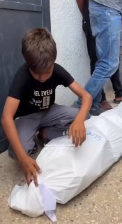 طفل يودع والده في قصف الاحتلال غرب غزة