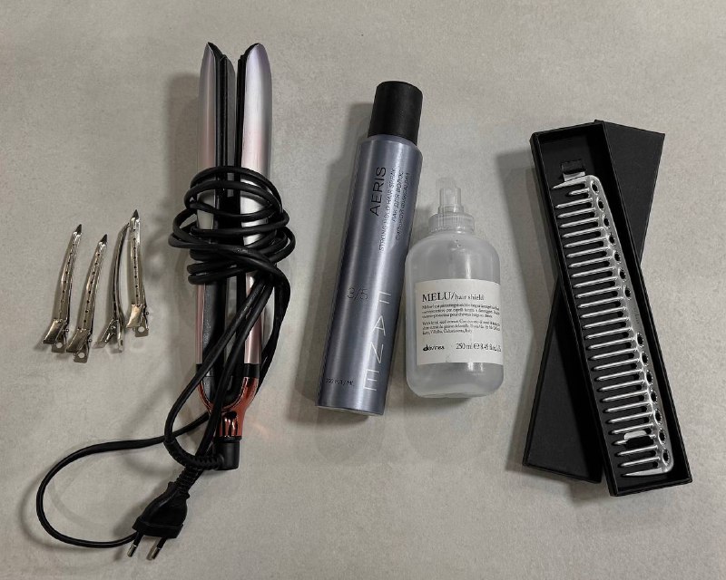 Для тех, кто будет делать текстуру во время прямого эфира — вам понадобятся:— большие зажимы;— прямой стайлер;— лак подвижной и сильной фиксации;— термозащита без дополнительных свойств;— расческа гребень;— расческа для стрижки