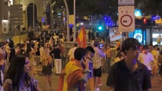 🇪🇸🔥 משטרת המהומות החלה להתפזר ולהגיש כתב אישום נגד מפגינים במדריד, תוך שימוש בגז וכדורי גומי נגד מלווים.
