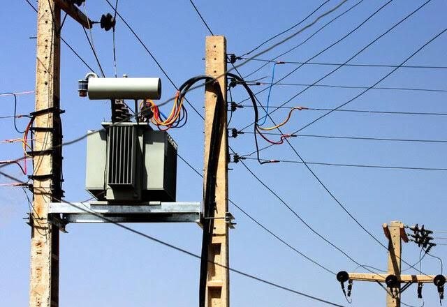 عصر همدان: 🔴تیرهای برق خشکهدره؛ مطالبهای برای پیشگیری از حادثه🔹ساکنان خشکهدره همدان خواستار جابهجایی تیرهای برقِ واقع در مسیر ت