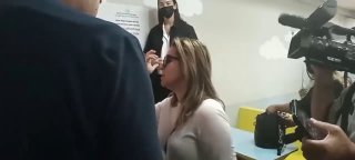 שכניו של נפתלי בנט מוחים על קפיצתו מהתור בקלפי ודורשים ממנו להמתין בתור כמו כולם.