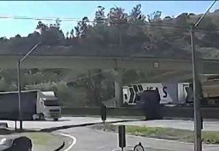 💢 התנגשות קטלנית של משאית עם גשר עילי בברזיל
