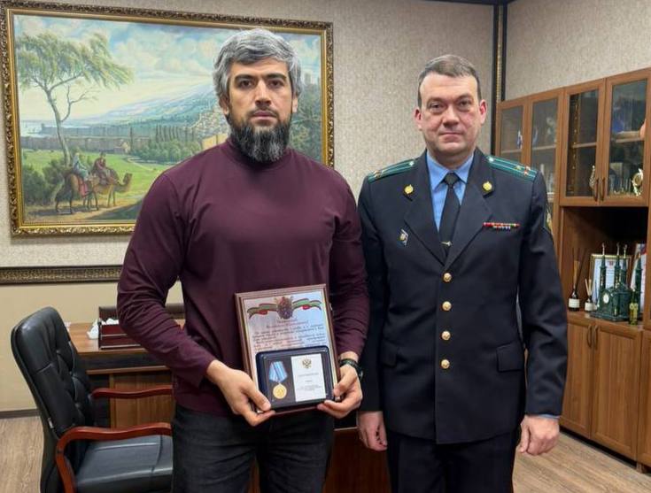 Директор Дербентского музея-заповедника Фаталиев отмечен медалью погрануправления ФСБ фото