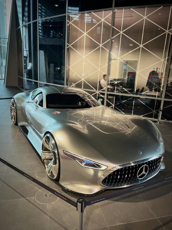 Mercedes-AMG Vision Gran Turismo 2013 года. Его дизайн опередил своё время на 30 лет.