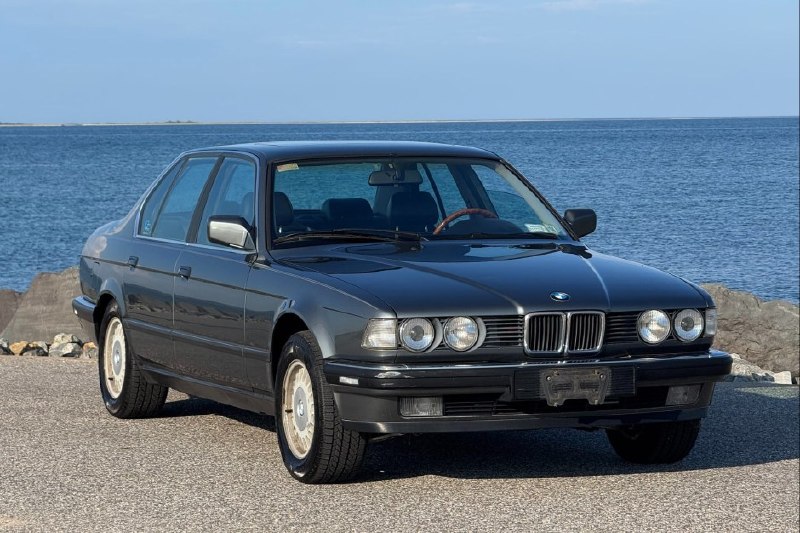 Сегодня в центре внимания ретро-седан BMW 735i 1988 года выпуска, который только