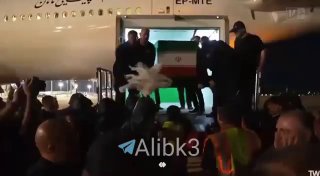 אבלים נושאים את הארון הטהור על כתפיהם