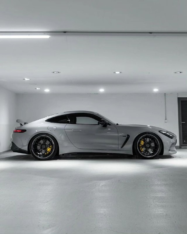 2024 AMG GT 63 4.0-L V8 BITURBO 4MATIC+ 0-100 km/h 3.2 sec 9