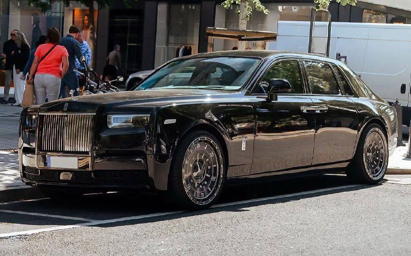 Rolls-Royce Phantom получил колёса в виде часов Rolex. 1
