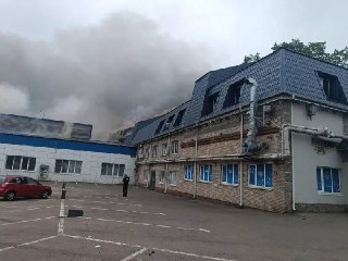 В Подмосковье беспилотник попал в многоквартирный дом в городе Жуковский, есть повреждения, жильцов эвакуируют, пострадавших нет, сообщил губернатор.Кроме того, по его словам, обломки беспилотника попали на кровлю ТЦ «Белая дача», произошло возгорание, инф