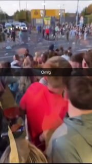 🇬🇧 Reports of rioters break into migrant HMOs (Houses in Multiple Occupation, eine Form von steuerzahlerfinanzierten Wohnungen für Asylbewerber) in Belfast und setzen sie von Feuer Folgen Sie uns -> LiveLeak