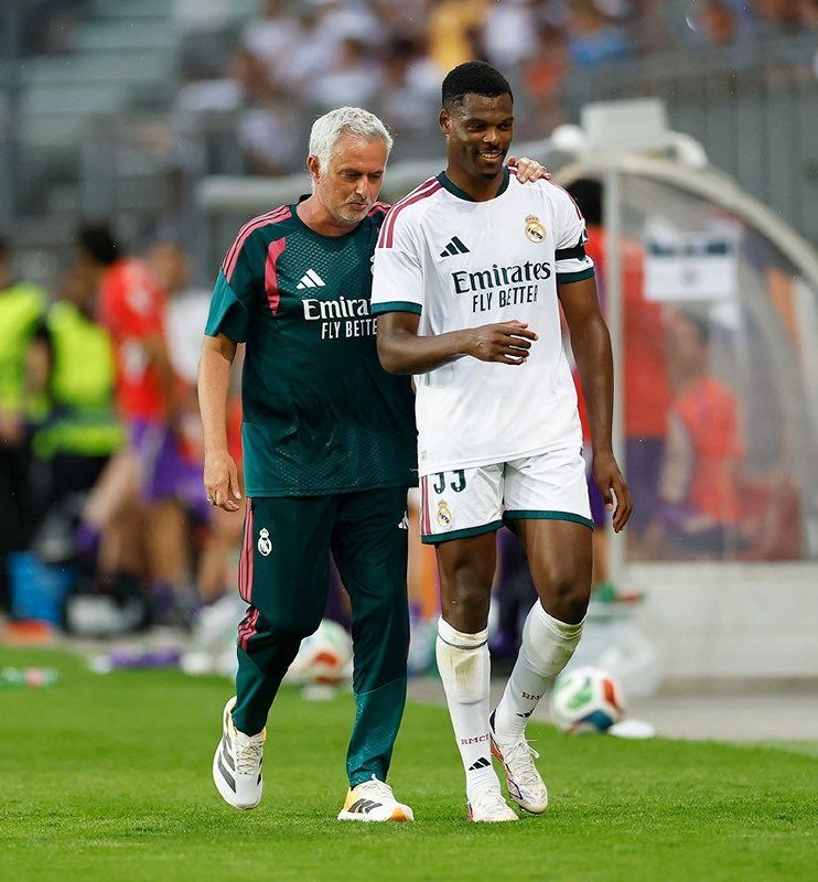 رئال مادرید | Real Madrid: 🤩👈 بن فرناندز، خبرنگار: معارفه دومفریز فعلاً به‌صورت موقت برای ۲۱ آگوست برنامه‌ریزی شده. ✅👑@FCRealMadrid |