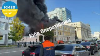 В Киеве из-за российской атаки загорелось здание Национальной академии наук УкраиныОколо полудня российские дроны нанесли удары по центру Киева. Один из них попал в здание Национальной академии наук Украины, которое находится рядом с посольством Германии и