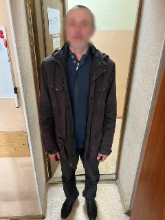 В Благовещенске мужчина уснул в квартире, которую планировал ограбить, и проспал до возвращения хозяйки жилья — МВД«Ночью злоумышленник с целью совершения кражи проник через окно в дом, зная, что на месте нет хозяев. Подозреваемый упаковал в пакеты необход