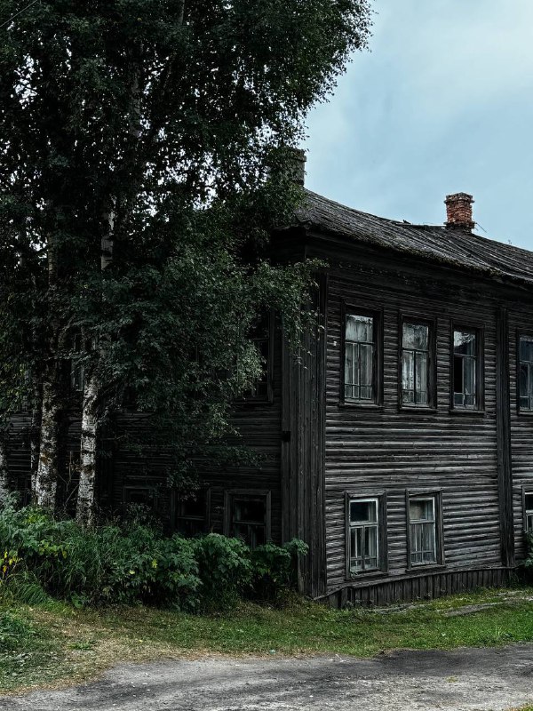 Наша поездка в Архангельск подошла к концу. Вылетаем в Санкт-Петербург с целой кучей теплых воспоминаний, фотокарточек и новых идей.Если кратко: много гуляли, говорили, смеялись, любовались природой и храмами, общались с родными Лизы и наслаждались временем друг с другом.Сейчас будет супер-честно⬇️Во мне эта поездка оставила очень разнообразные чувства и 1 важное осознание. Контекст:1 — это мои первые отношения, в которых семья партнера знает обо мне и принимает наши отношения, хорошо общается со мной;2 — в моей семье было по-другому, теплоты и близости где-то не хватило.Если в своей семье я всегда чувствовала себя взрослой, была с родителями на равных, и я делала акцент на себя, свое развитие, цели и амбиции, то в семье Лизы я увидела и прожила нечто совершенно другое. Дружная, теплая семья, где принято выражать свои чувства, шутить, поддерживать и вообще двигаться по жизни вместе. Я оказалась в этой атмосфере и почувствовала, насколько мне этого не хватало. И насколько классно, что я смогла это получить.В своей семье я научилась верить в себя и реализовывать свои мечты, а в этой семье поняла, что могу научиться любить и быть любимой.Вот такая поездка. А как ваши выходные? Я правда буду рада, если вы что-то напишете в комментариях, а то обычно вы молчаливые. Но я искренна с вами и была бы рада встретить искренность в ответ 🌹