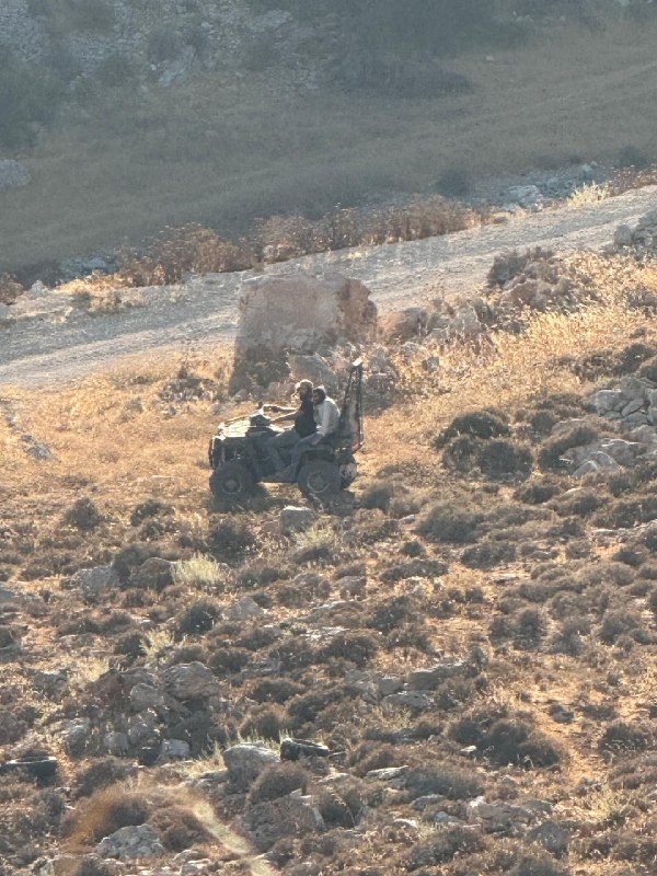 מתנחלים מתענגים על אדמות הכפר ברקה, מזרחית לרמאללה, ימים לאחר הקמת מאחז חדש להתנחלות באזור.