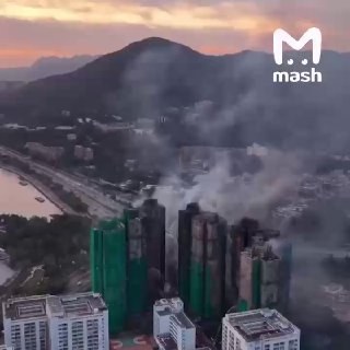 55 человек погибли в мощнейшем пожаре в Гонконге. За сутки огонь уничтожил почти все восемь 32-этажных зданий ЖК Wang Fuk Court. Главное:— Погибли 55 человек — 51 на месте, ещё четыре в больнице. Почти 100 жильцов пострадали, 279 числятся пропавшими без ве