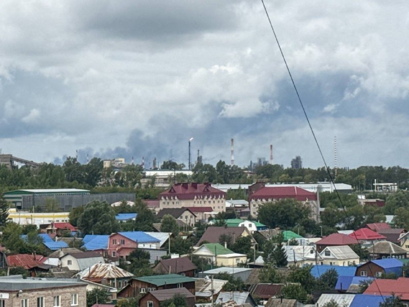 Occupied Zuhres in Donetsk region came under a large-scale attack by strike drones. Footage shows a fire at a substation.