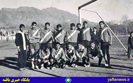 پایگاه خبری یافته: تیم دبیرستان ملکالشعرای بهار خرمآباد 1346 عكس قديمي از تیم فوتبال سیکل اول(مقطع متوسطه اول- راهنمايي) دبیرستان ملک الش